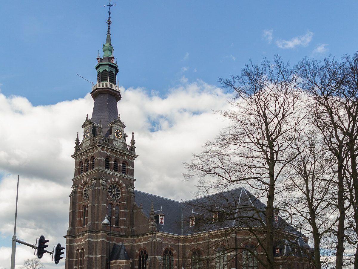 De Grote Kerk en het kasteel van Apeldoorn weerspiegeld in het water